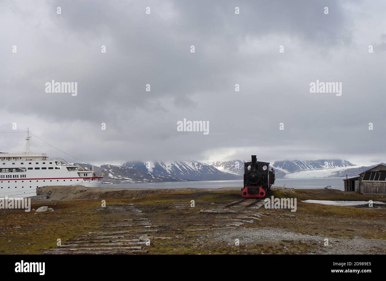 Paquebot de croisière ancré pour la visite de la colonie polaire éloignée de NY-Alesund, qui abrite des chercheurs scientifiques de nombreux pays. Banque D'Images