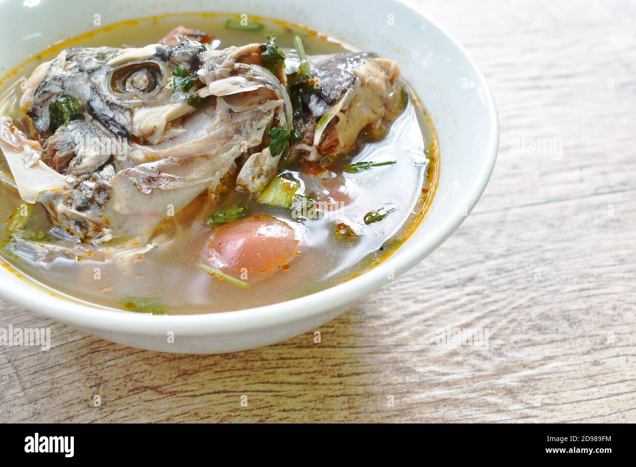 Poisson à tête tilapia bouilli épicé dans la soupe tom yum bol Banque D'Images