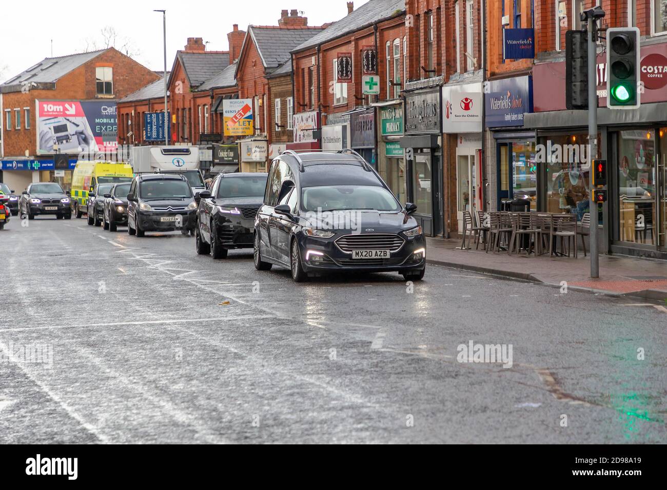 Le cortège funéraire traverse lentement un village Banque D'Images