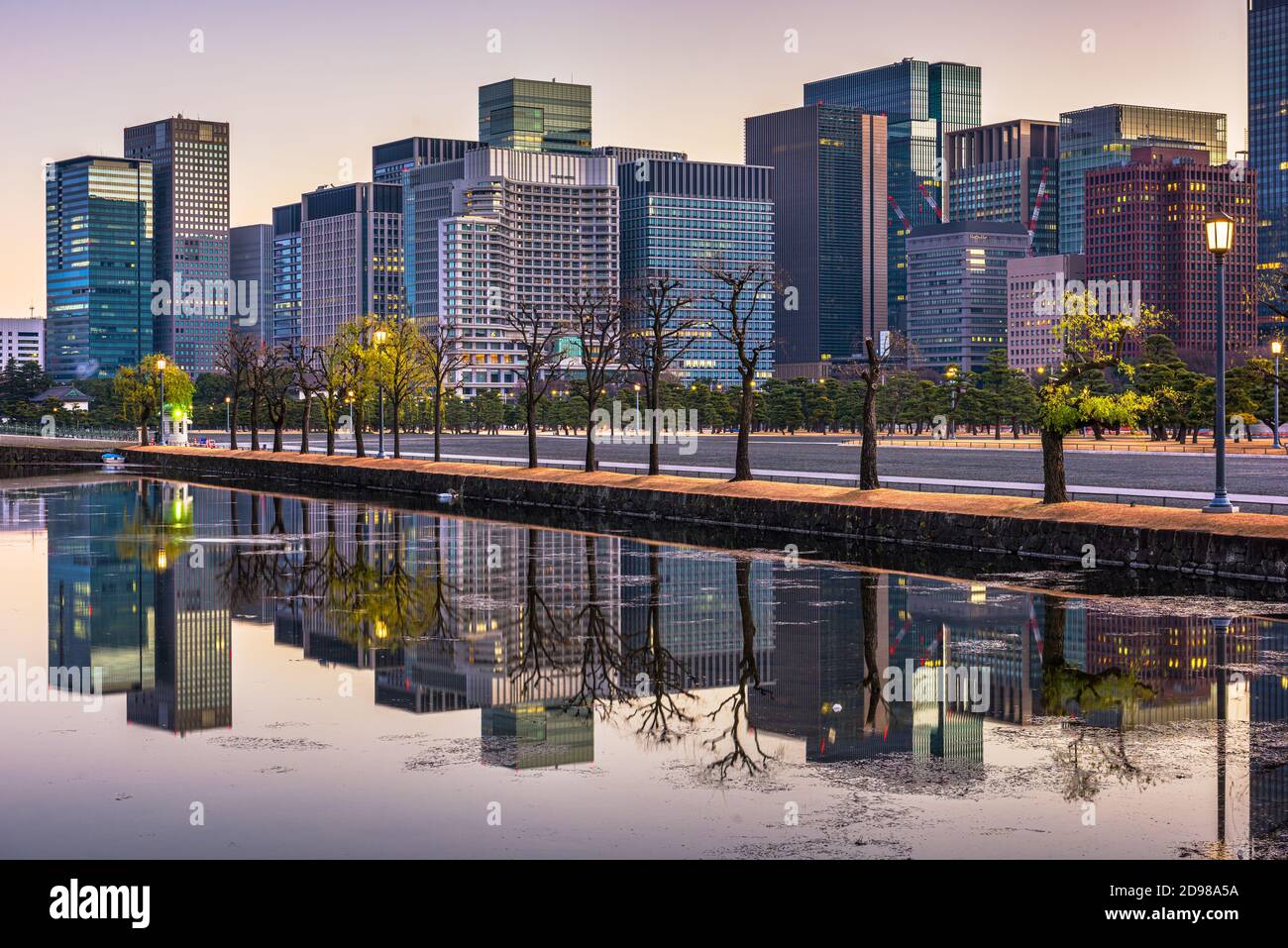 Bâtiments de bureaux modernes et réflexion sur l'eau à Tokyo, Japon. Banque D'Images