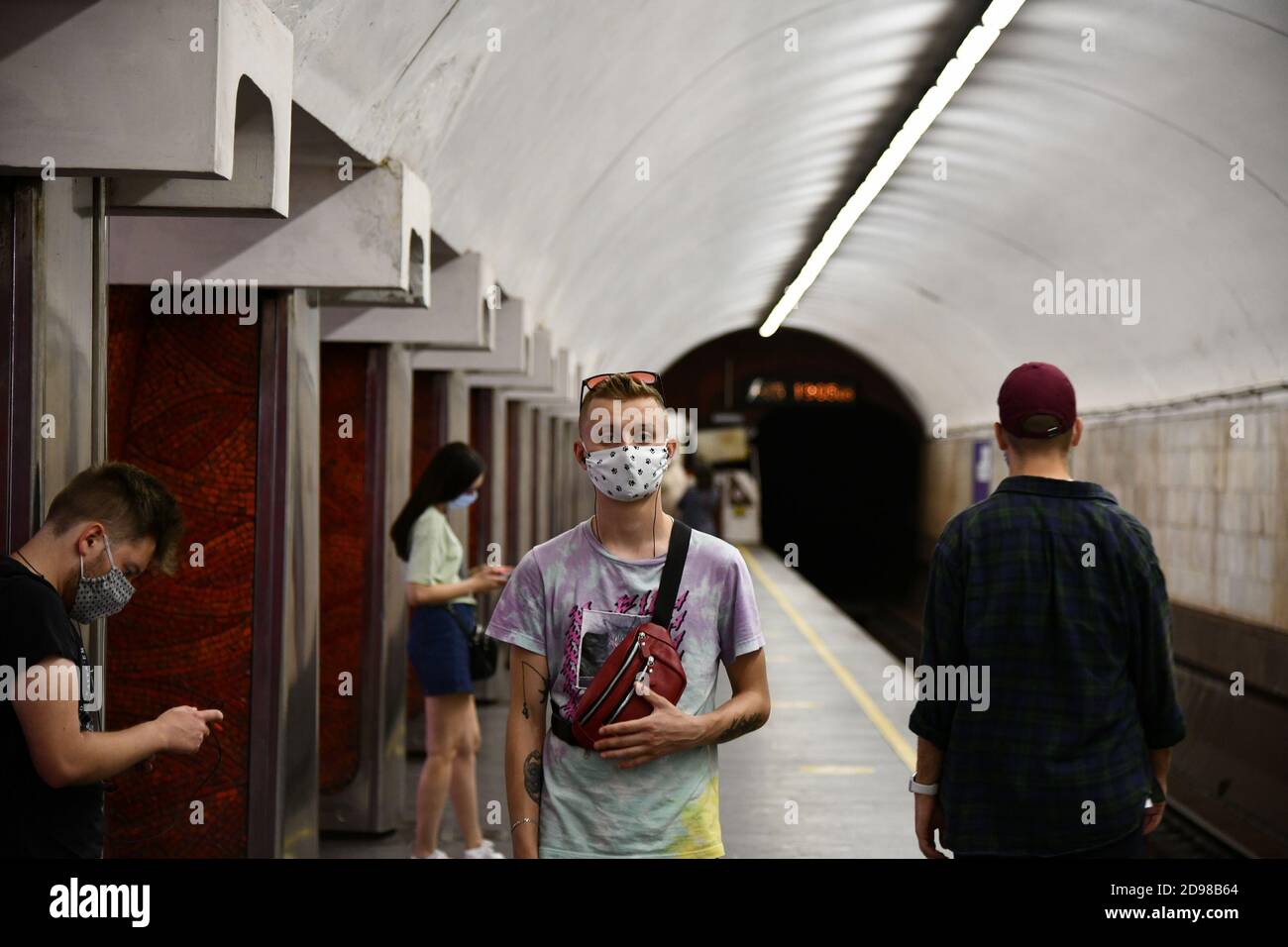 Kiev, Ukraine - 13 septembre 2020 : passagers en métro portant des masques de protection conformément aux exigences des mesures sanitaires Banque D'Images