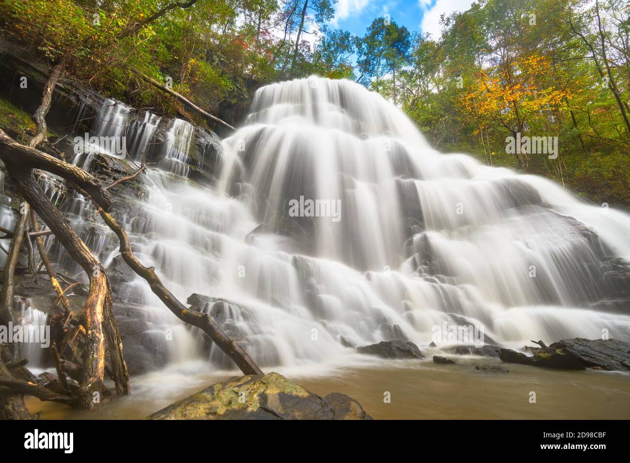 Yellow Branch Falls, Walhalla, Caroline du Sud, États-Unis en automne. Banque D'Images