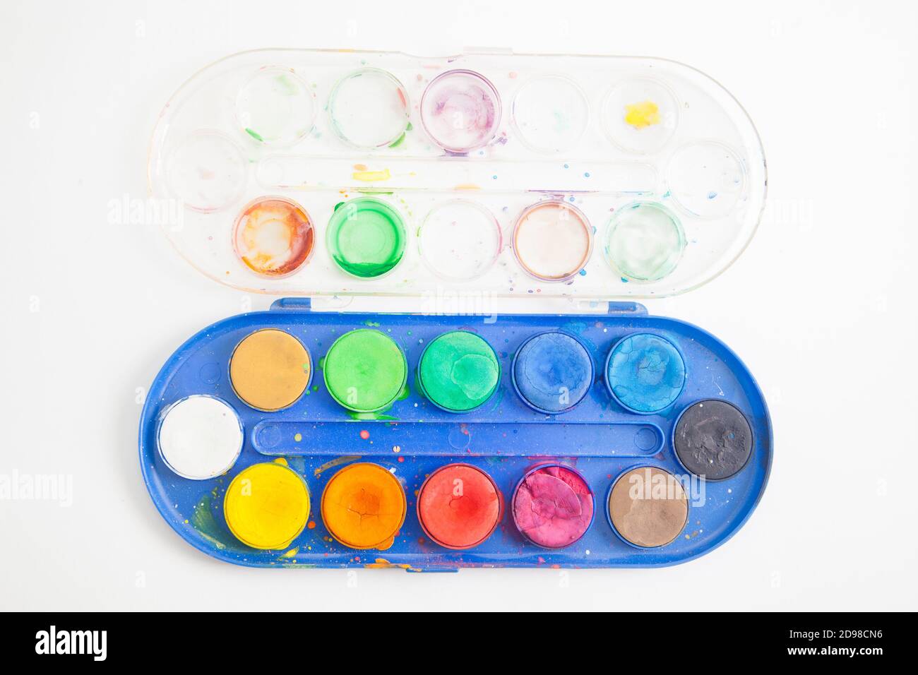 Palette de peinture aquarelle utilisée sur fond blanc Banque D'Images