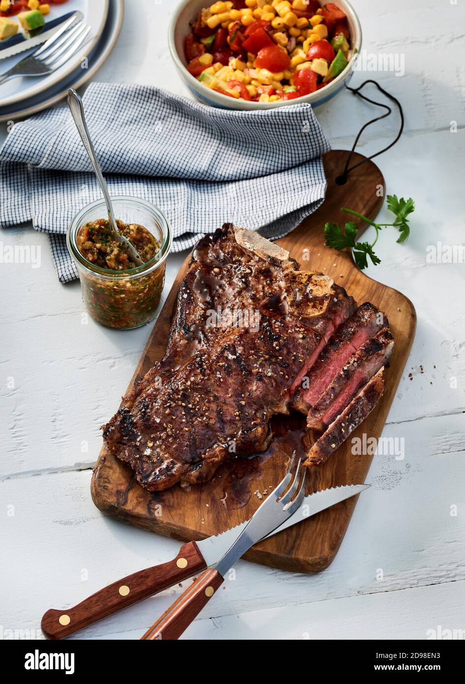 T-Bone Steak avec sauce Chimichurri, droits britanniques et irlandais uniquement - appeler bureau pour tout autre territoire Banque D'Images
