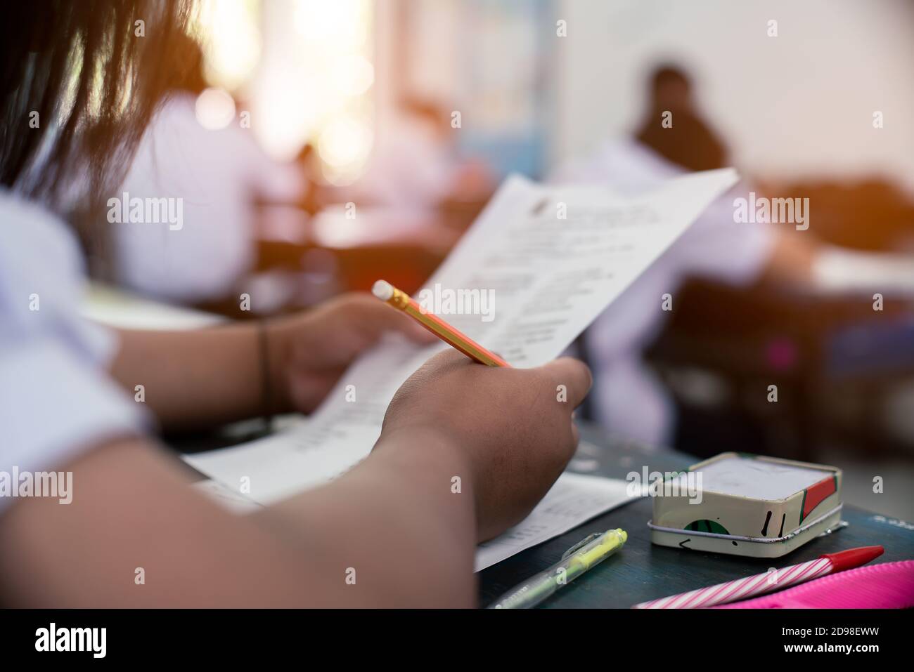 Examen de lecture et d'écriture de l'élève avec stress Banque D'Images