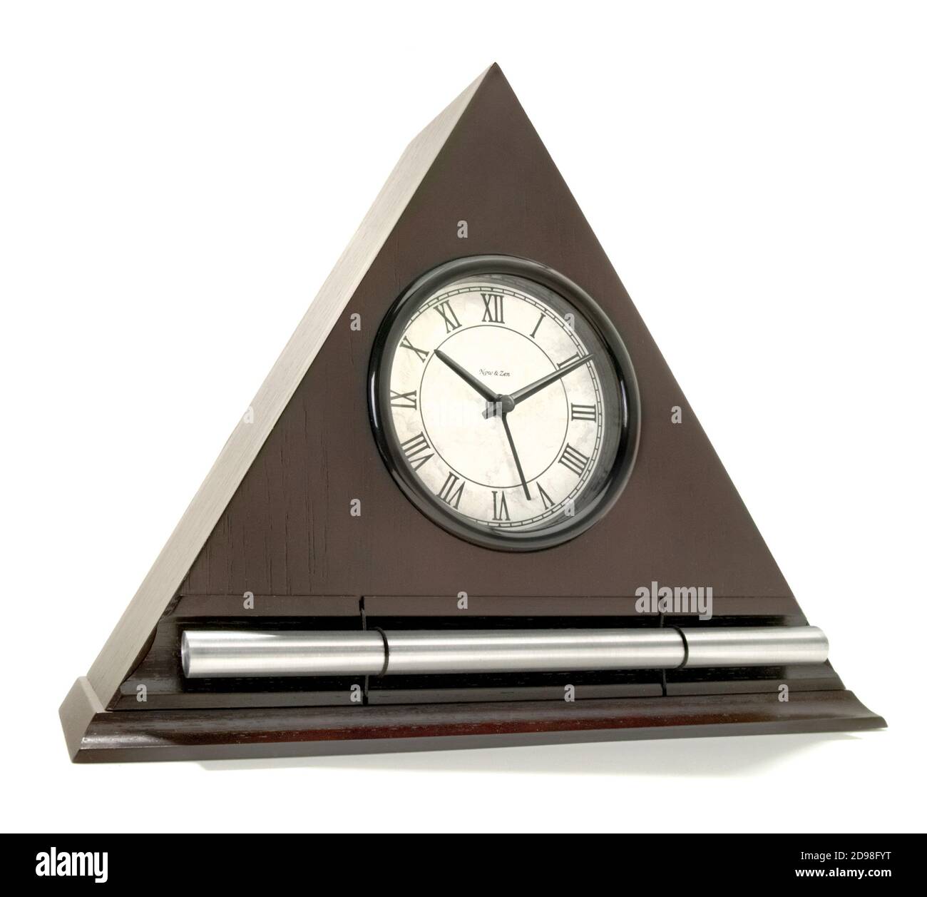 Réveil Zen analogique en forme de triangle photographié sur fond blanc  Photo Stock - Alamy