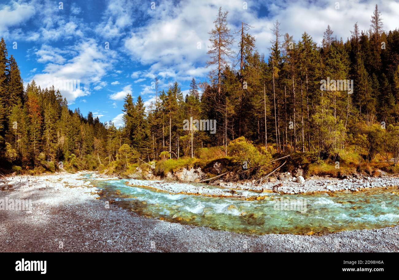 Le Wimbach, un ruisseau de montagne dans la terre de Berchtesgadener, Bavière, Allemagne, en automne. Banque D'Images