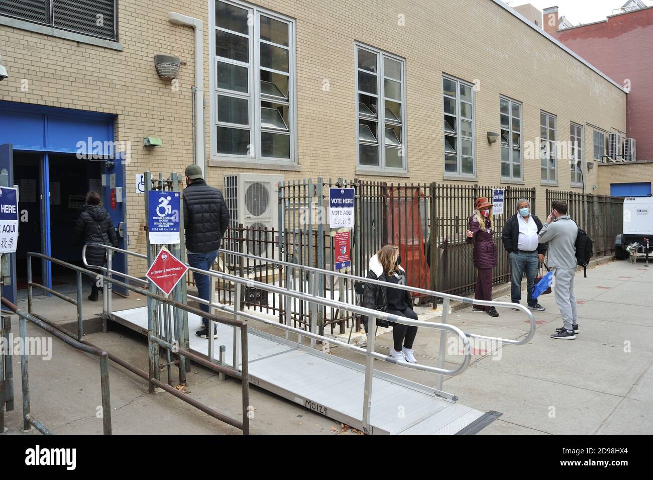 New York, États-Unis. 03ème novembre 2020. Jour des élections, le 3 novembre 2020. Il n'y a pas de ligne pour voter au bureau de vote de la Robert F. Wagner Middle School, sur East 75th Street, à New York. Au cours des premiers jours de vote par anticipation, les électeurs de ce site de vote ont été alignés sur plus de 1/2 mètres (800 milles) et ont attendu plus de 4 heures pour voter. (Photo de Stephen Smith/SIPA USA) crédit: SIPA USA/Alay Live News Banque D'Images