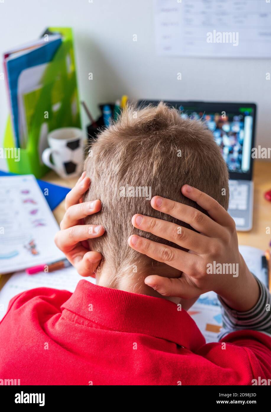 Frustré d'homeschooling de garçon d'école pendant le verrouillage de corona Banque D'Images