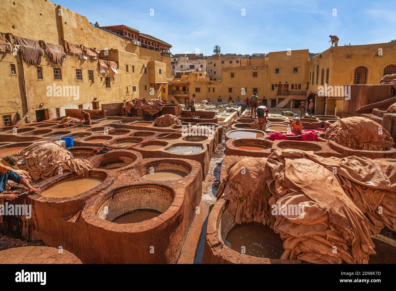 Chouara Tannery est l'une des trois tanneries de la ville de Fès, au Maroc. C'est la plus grande tannerie de la ville et l'une des plus anciennes. Banque D'Images