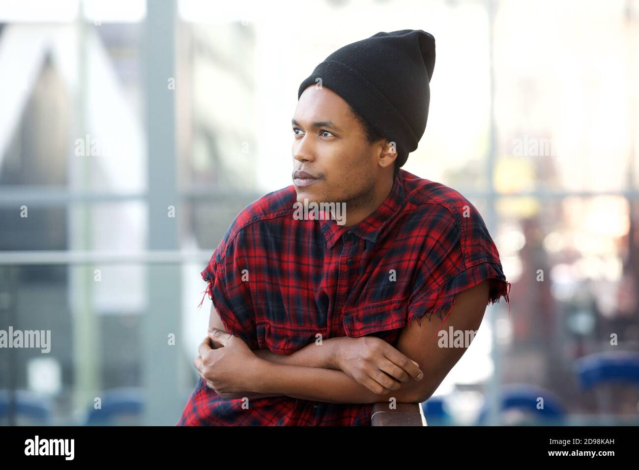 Portrait d'un jeune homme de mode noir avec bonnet Photo Stock - Alamy
