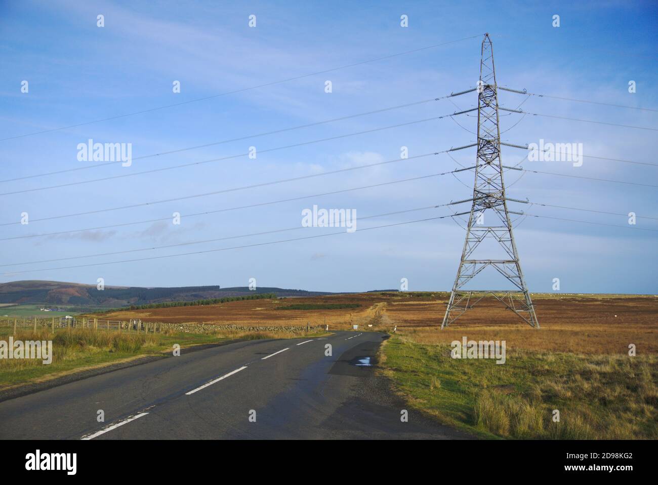 Pylône d'électricité à côté de la route des moorland dans les frontières écossaises, Royaume-Uni. Banque D'Images
