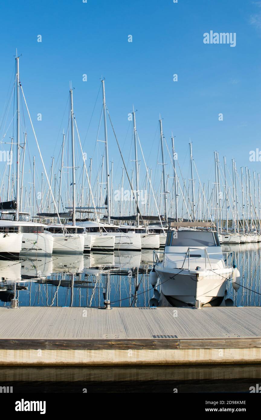 Voiliers de luxe dans le port de plaisance; tourisme nautique; réflexion dans la mer; Biograd na Moru, Croatie Banque D'Images Voiliers de luxe dans le port de plaisance; tourisme nautique; réflexion dans la mer; Biograd na Moru, Croatie Banque D'Images