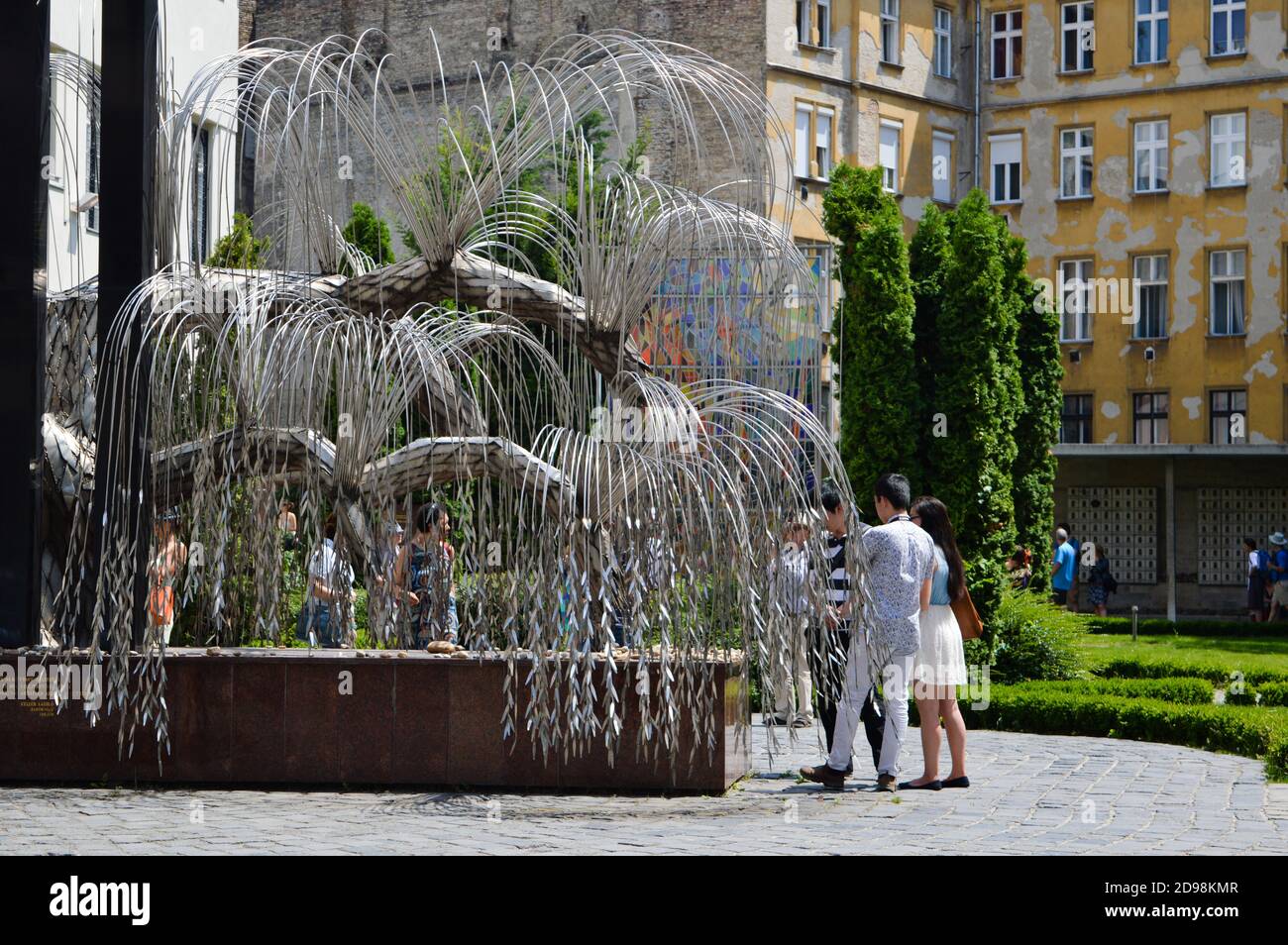 Les touristes visitent le parc commémoratif de l'Holocauste de Raoul Wallenberg, mémorial des martyrs juifs hongrois avec saule pleurant, à Budapest, en Hongrie Banque D'Images