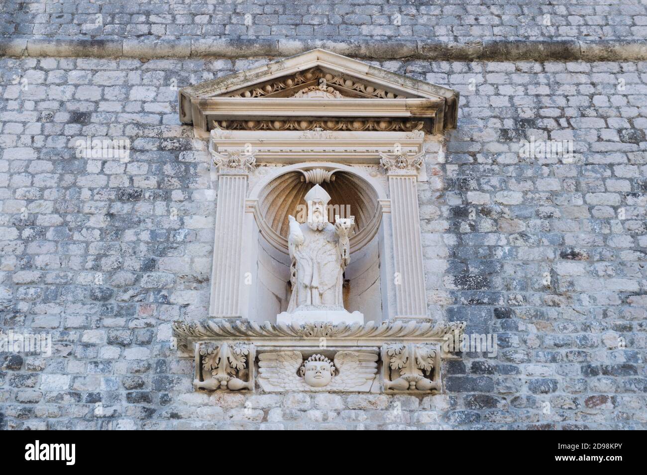 Statue en pierre sculptée sur l'entrée du fort Lovrijenac à Dubrovnik, Croatie, représentant Saint Blaise, le patron de Dubrovnik Banque D'Images