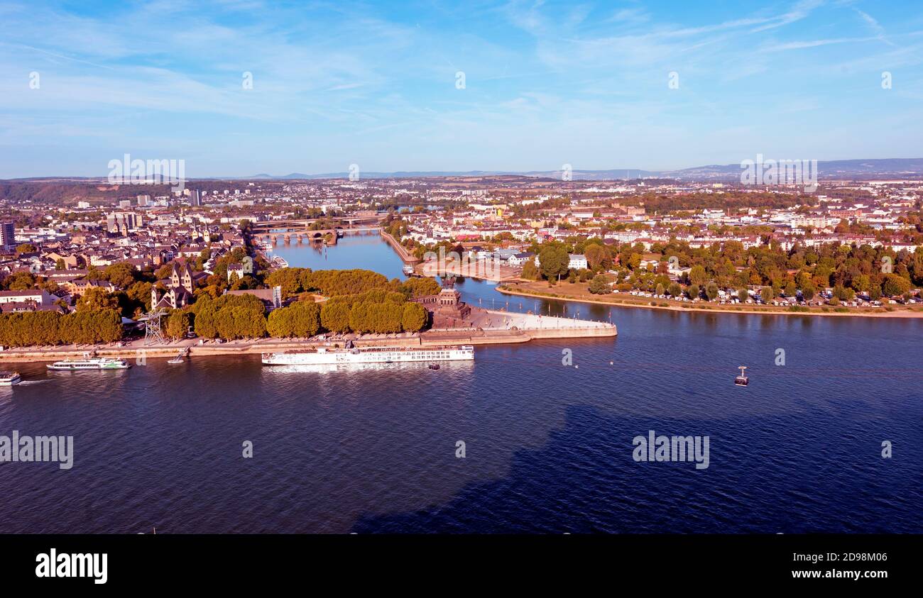 Deutsches Eck, coin allemand, confluent du Rhin et de la Moselle avec la statue équestre du Kaiser Wilhelm à Koblenz, Rhénanie-Palati Banque D'Images