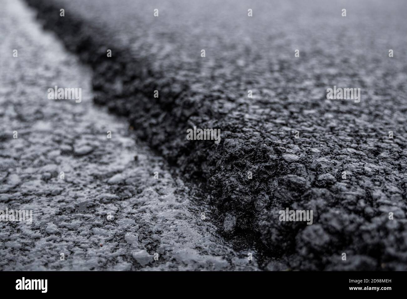 Une grande couche d'asphalte chaud frais. Couche de matière première d' asphalte dans une faible profondeur de champ. Rouleaux rollin asphalte  chaud frais sur la nouvelle route. Route Photo Stock - Alamy