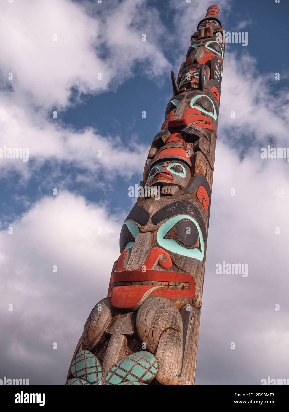 Deux Frères totem pôle à Jasper, Canada, de la culture haïda Banque D'Images