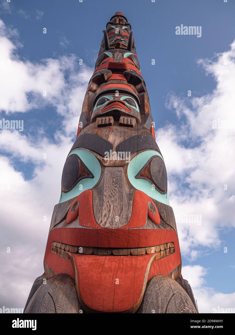 Deux Frères totem pôle à Jasper, Canada, de la culture haïda Banque D'Images