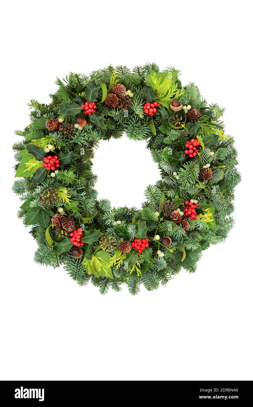 Couronne de Noël traditionnelle de sapin épicéa avec houx de baies d'hiver, lierre, GUI, cônes de pin et acornes sur fond blanc. Composition de verdure naturelle. Banque D'Images Couronne de Noël traditionnelle de sapin épicéa avec houx de baies d'hiver, lierre, GUI, cônes de pin et acornes sur fond blanc. Composition de verdure naturelle. Banque D'Images