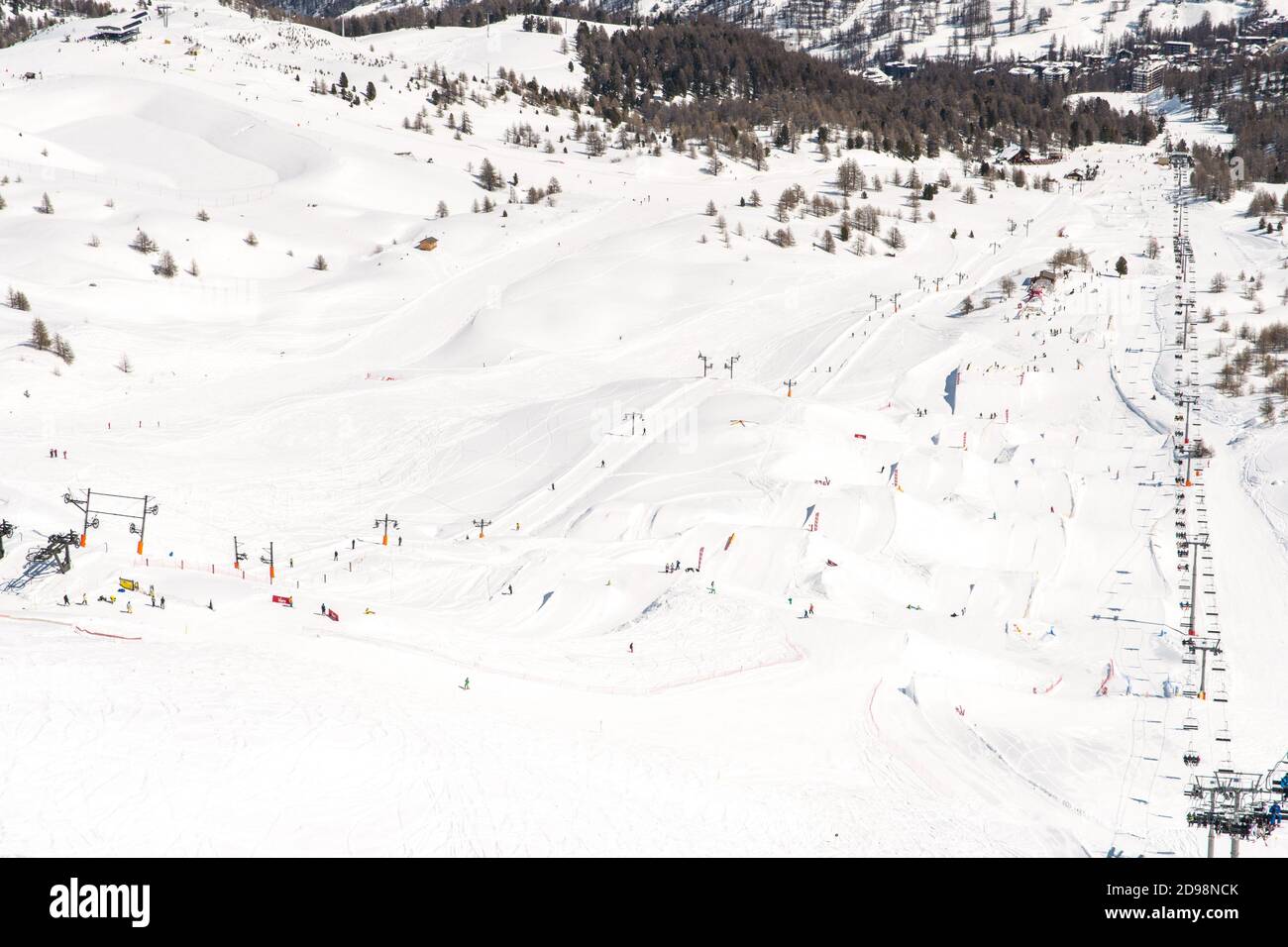 Station Risoul, alpes françaises en hiver, montagnes enneigées en France  Europe Photo Stock - Alamy