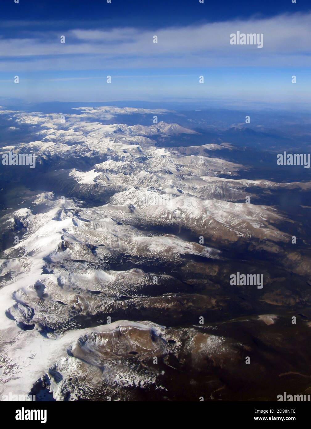 La neige a surpassé les sommets des montagnes Rocheuses dans l'État du Colorado, aux États-Unis, comme vu d'un avion Banque D'Images