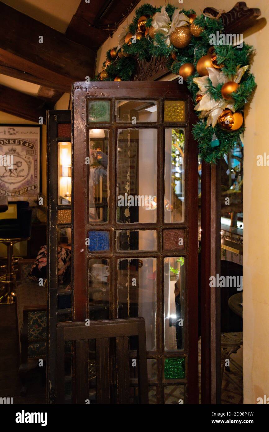 Intérieur vintage avec porte en bois ouverte et décorations de Noël traditionnelles. Shanghai, Chine, 12 05 2019 Banque D'Images