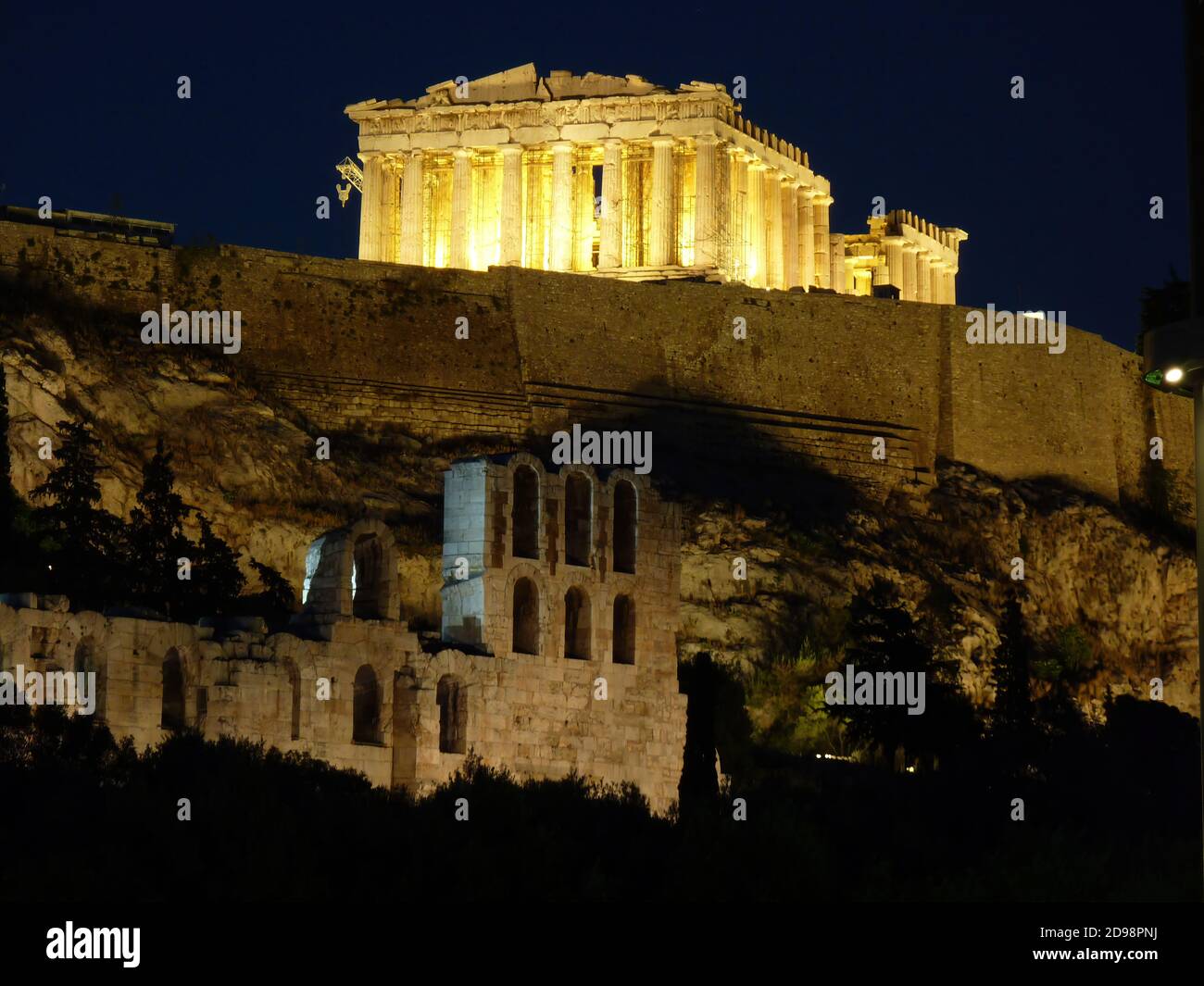L'ère d'or II Le Parthénon et les arches de la scène de l'Odéon athénien d'Herodes Atticus sont illuminés de façon impressionnante, sous le voile de la nuit Banque D'Images