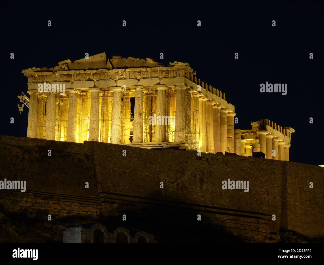 L'ère de l'or. La nuit couvrait l'Acropole avec son voile sombre, à Athènes, en Grèce, mais l'éclairage met en évidence la magnifique figure du temple Parthénon. Banque D'Images