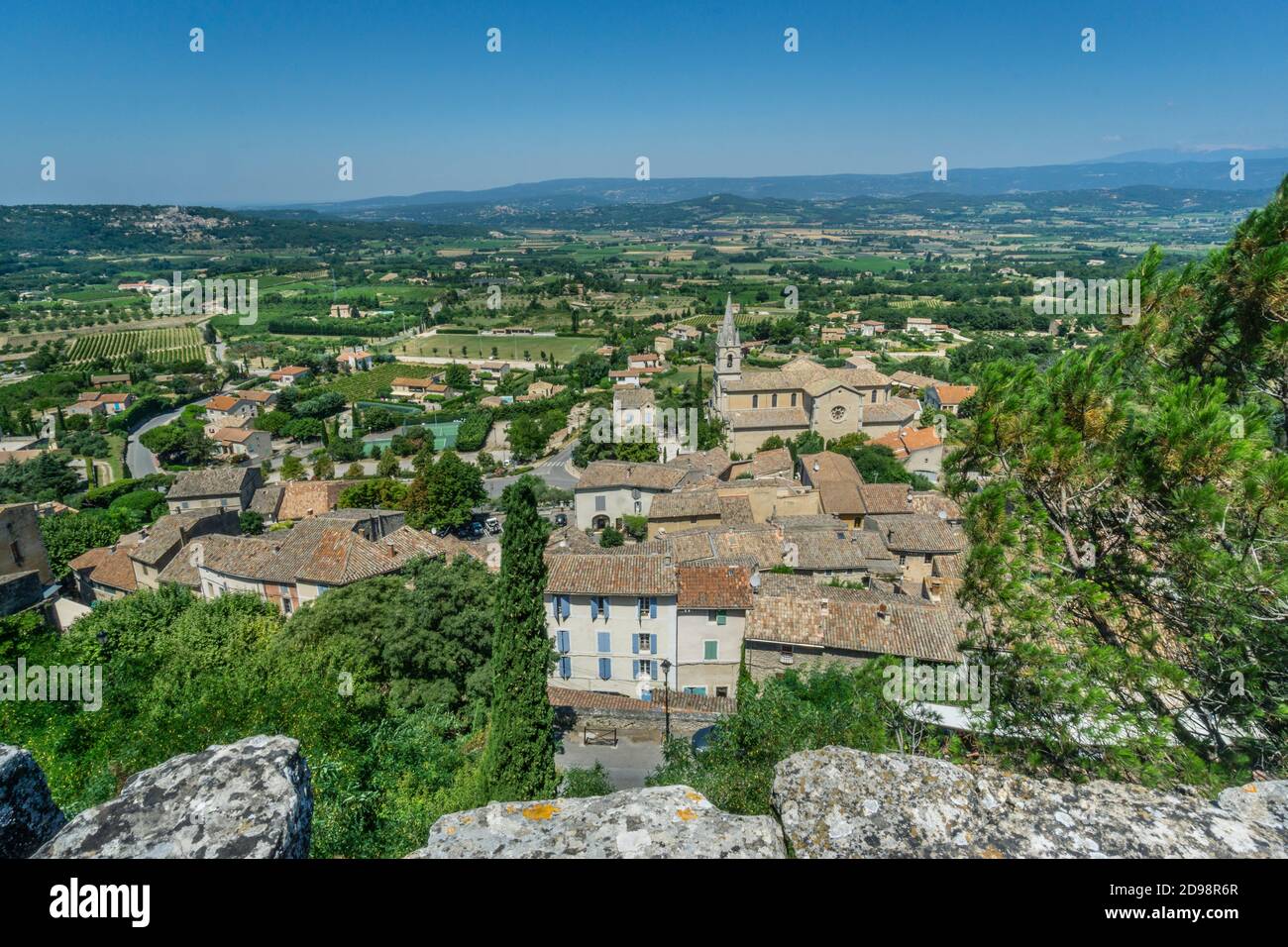 Vue sur l'ancien village de Bonnieux, à flanc de colline du Luberon, depuis les rapaces de Bonilis Castrum à église haute, l'église haute, le département du Vaucluse, Provent Banque D'Images