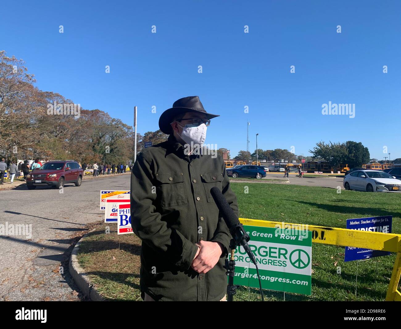 New York, États-Unis. 31 octobre 2020. Harry R. Burger, qui se présente pour le Congrès sous le parti vert moins connu dans le 2e district du Congrès de New York, s'entretient avec Xinhua sur le site de vote précoce de l'annexe de l'hôtel de ville de Babylone sur long Island de l'État de New York, aux États-Unis, le 31 octobre 2020. POUR ALLER AVEC "Feature: Le candidat tiers des États-Unis lutte pour la survie du parti, exhortant la réforme électorale" crédit: Wei Ying/Xinhua/Alay Live News Banque D'Images
