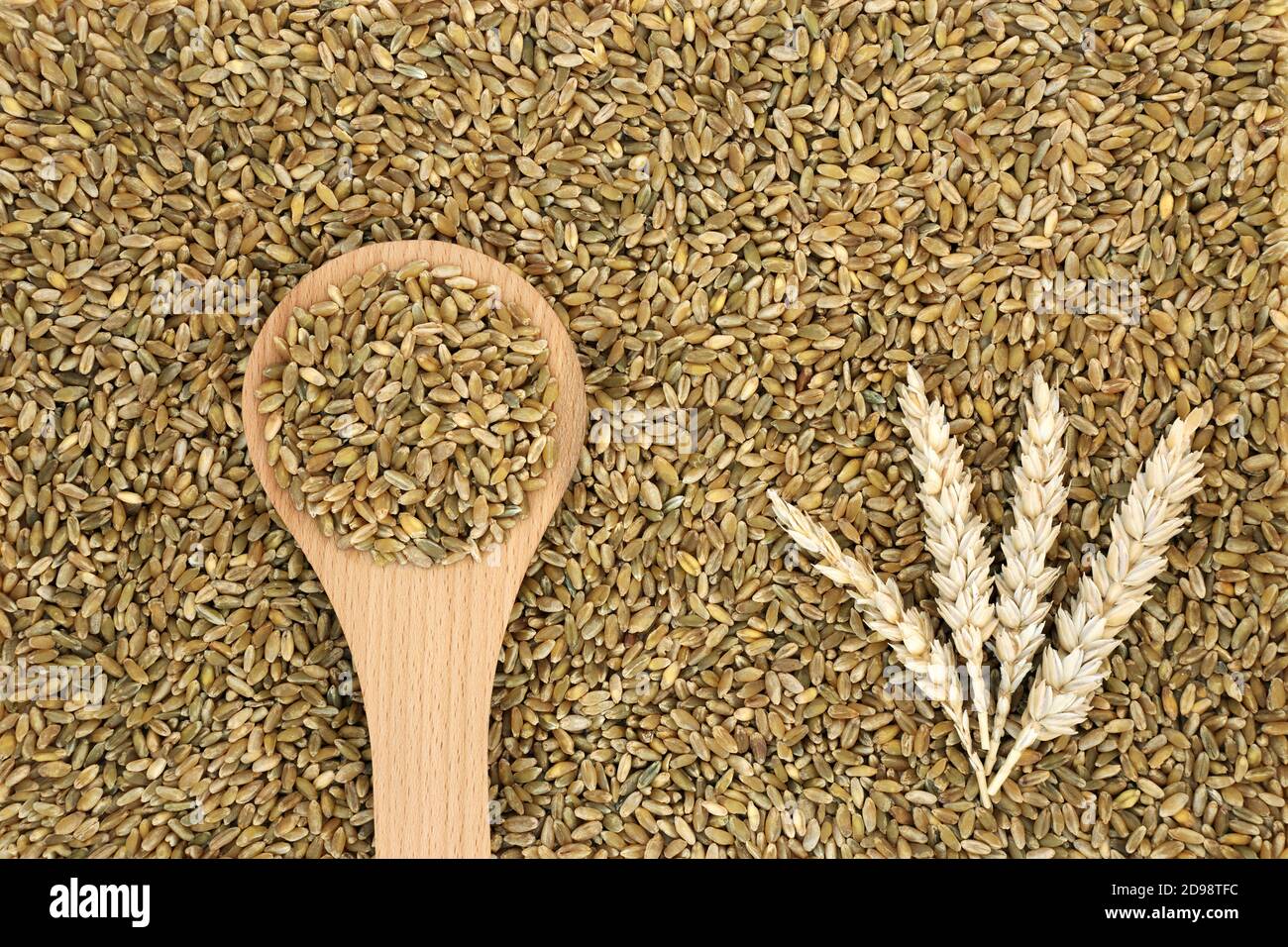 Céréales de riz au Freekah bio santé alimentaire formant un fond avec des gaines de blé. Riche en protéines, vitamines, fibres, minéraux et caroténoïdes. Banque D'Images