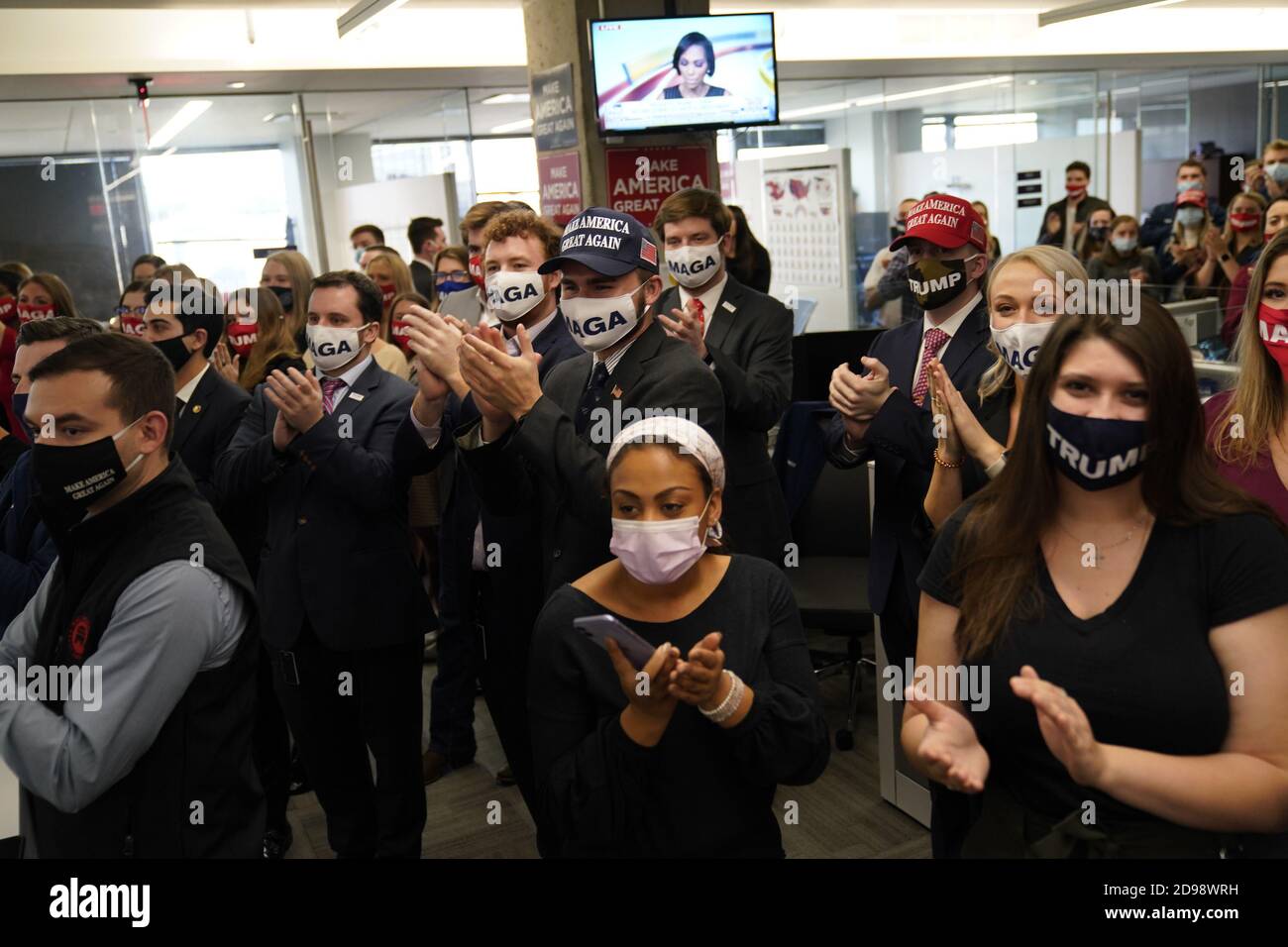 Arlington, États-Unis. 03ème novembre 2020. Les employés de campagne applaudissent alors que le président Donald Trump visite l'annexe du RNC à Arlington, en Virginie, le jour des élections, le mardi 3 novembre 2020. La nation va aux urnes pour décider qui sera le prochain président des États-Unis. Photo de Chris Kleponis/UPI crédit: UPI/Alay Live News Banque D'Images