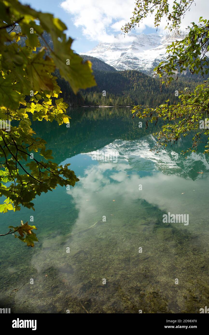 Un cliché du lac Tovel à Trentin, en Italie Banque D'Images
