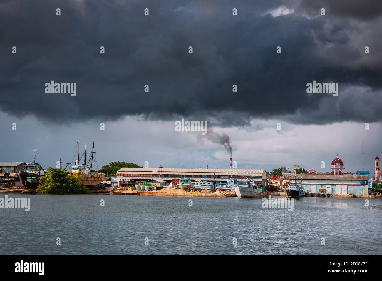 Front de mer menaçant annonçant une tempête tropicale, baie de Cienfuegos. Cienfuegos, Cuba, Amérique latine et Caraïbes Banque D'Images