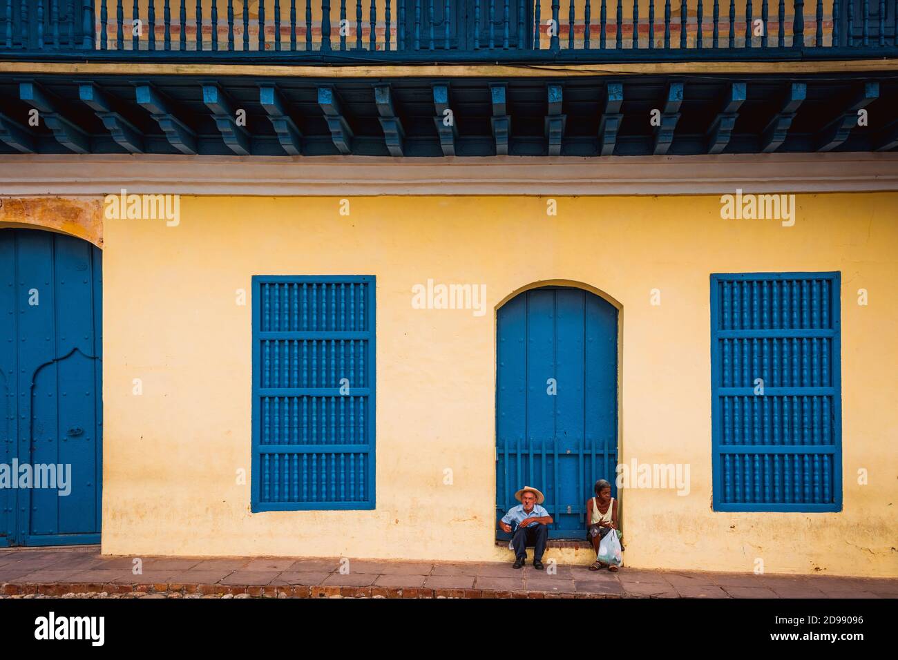 Les cubains âgés assis sur les marches de la porte d'un bâtiment colonial. Trinidad, Sancti Spíritus, Cuba, Amérique latine et Caraïbes Banque D'Images