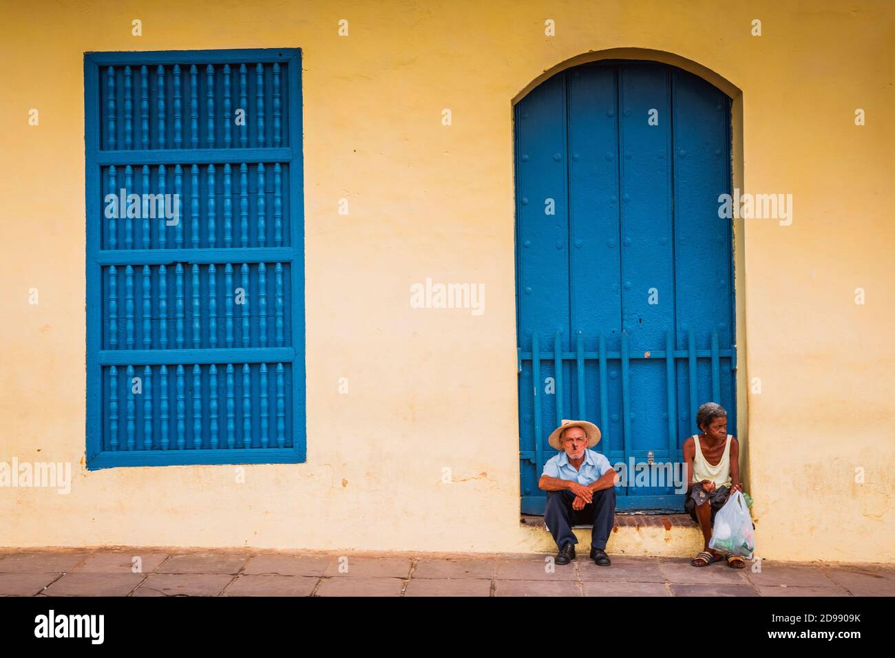Les cubains âgés assis sur les marches de la porte d'un bâtiment colonial. Trinidad, Sancti Spíritus, Cuba, Amérique latine et Caraïbes Banque D'Images