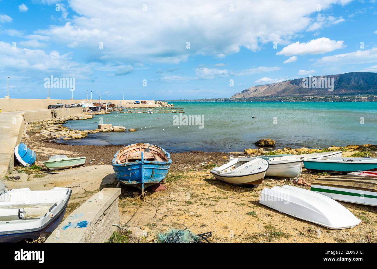 Paysage de bord de mer avec petit port et vieux bateaux à Trapaeto, province de Palerme, Sicile, Italie Banque D'Images