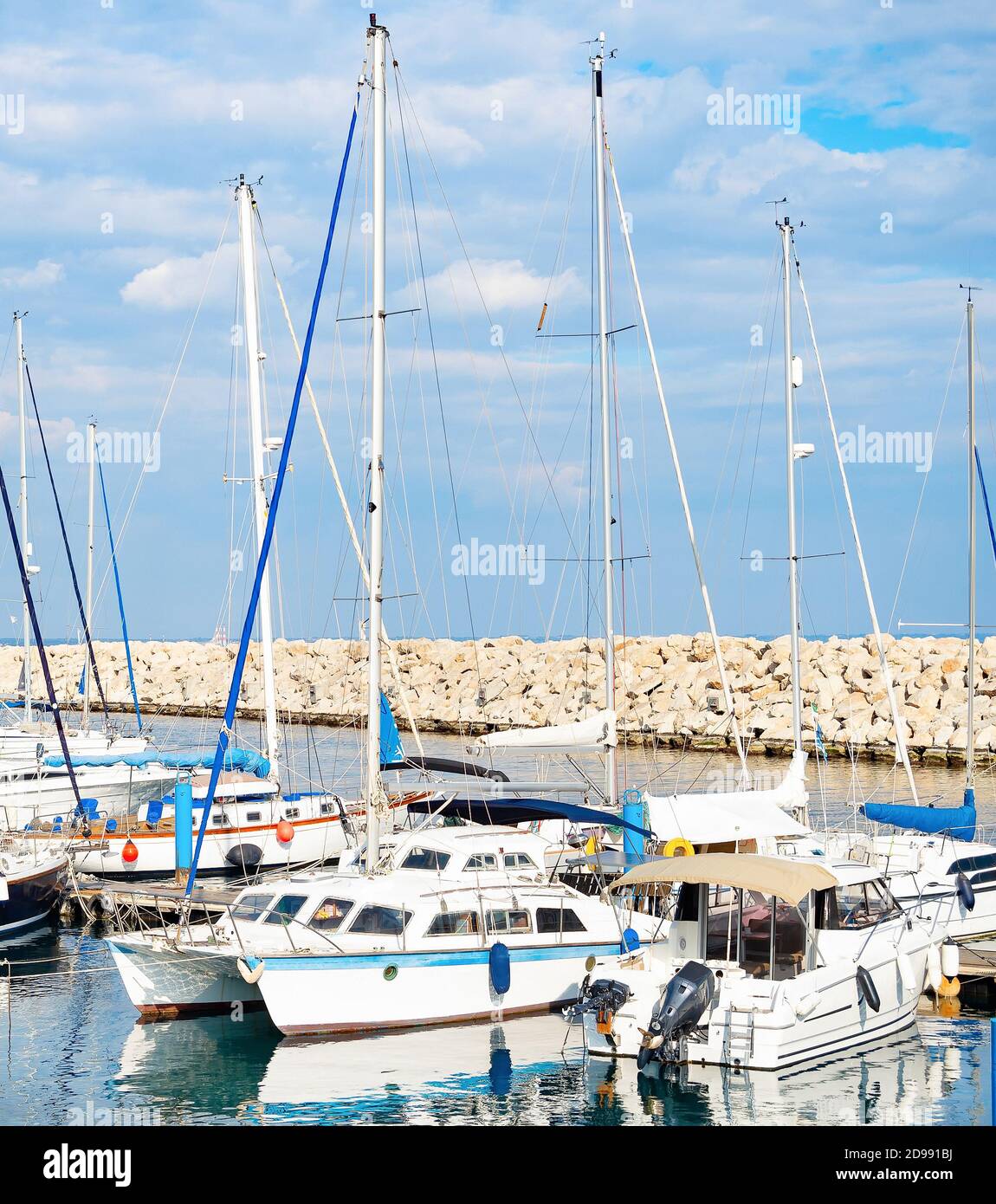 Paysage de mer avec des nuages sur la marina avec des yachts, jetée en pierre en arrière-plan, Larnaca, Chypre Banque D'Images