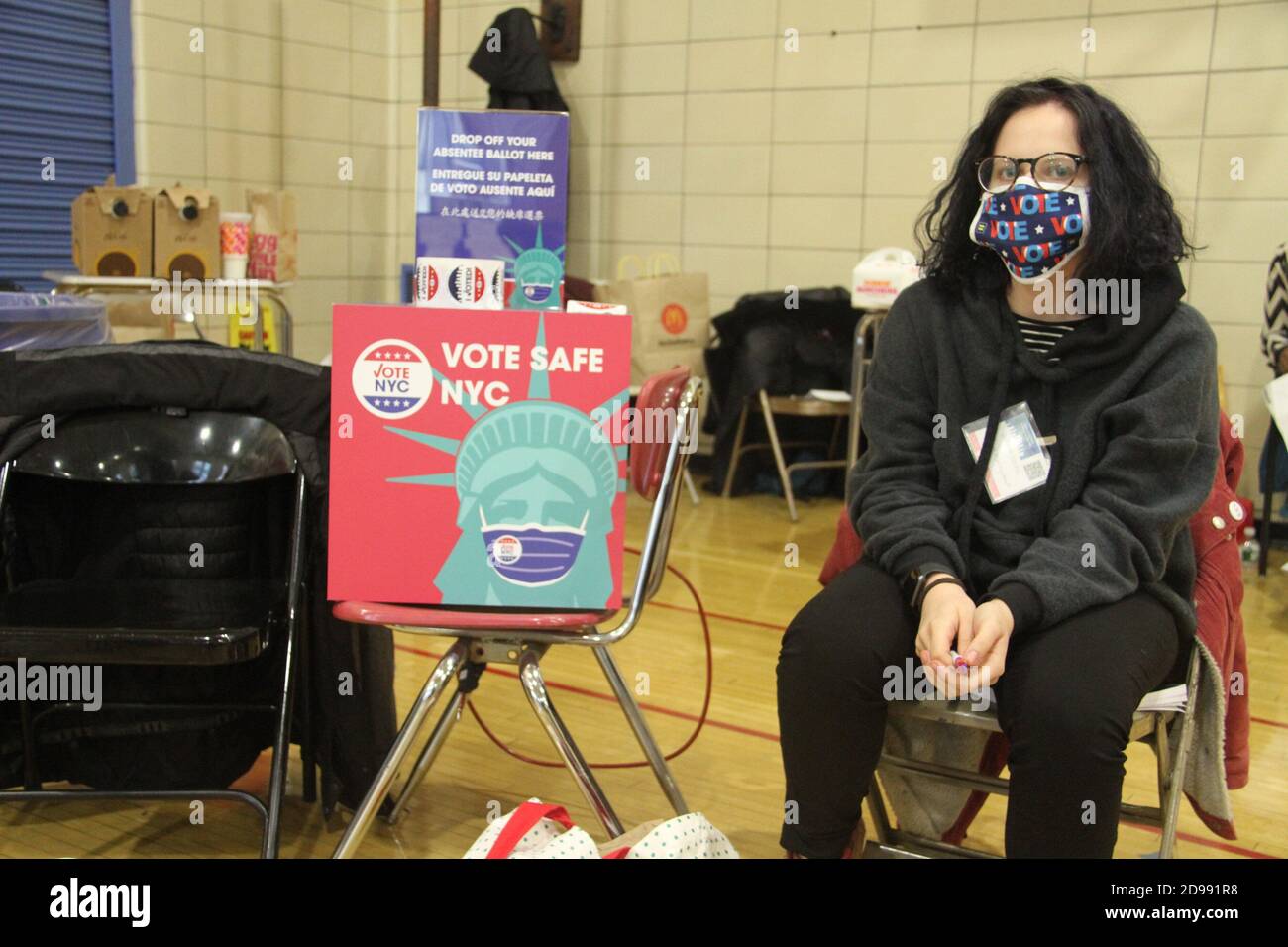 New York, États-Unis. 3 novembre 2020. (NOUVEAU) personnes votant à New York. 3 novembre 2020, New York, États-Unis: Les électeurs sont vus voter à l'école Robert F. Wagner Middle School sur la rue East 75 à Manhattan, New York. Cette élection s'adresse au président, aux sénateurs et aux membres du Congrès qui ont lieu partout aux États-Unis. Il n'y a presque pas de longue ligne aujourd'hui par rapport à la longue ligne pendant le vote par anticipation à ce même site de vote. Les électeurs portent des masques, gardant une distance de 6 pieds et les employés des bureaux de vote sont protégés par des barricades en verre, car ils aident les électeurs par leur vote . Credit: Niyi Fote /Thenews2 (Credit image: © Niyi Fote/Th Banque D'Images