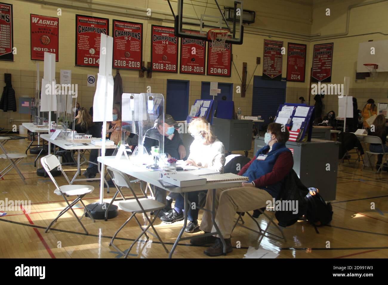 New York, États-Unis. 3 novembre 2020. (NOUVEAU) personnes votant à New York. 3 novembre 2020, New York, États-Unis: Les électeurs sont vus voter à l'école Robert F. Wagner Middle School sur la rue East 75 à Manhattan, New York. Cette élection s'adresse au président, aux sénateurs et aux membres du Congrès qui ont lieu partout aux États-Unis. Il n'y a presque pas de longue ligne aujourd'hui par rapport à la longue ligne pendant le vote par anticipation à ce même site de vote. Les électeurs portent des masques, gardant une distance de 6 pieds et les employés des bureaux de vote sont protégés par des barricades en verre, car ils aident les électeurs par leur vote . Credit: Niyi Fote /Thenews2 (Credit image: © Niyi Fote/Th Banque D'Images