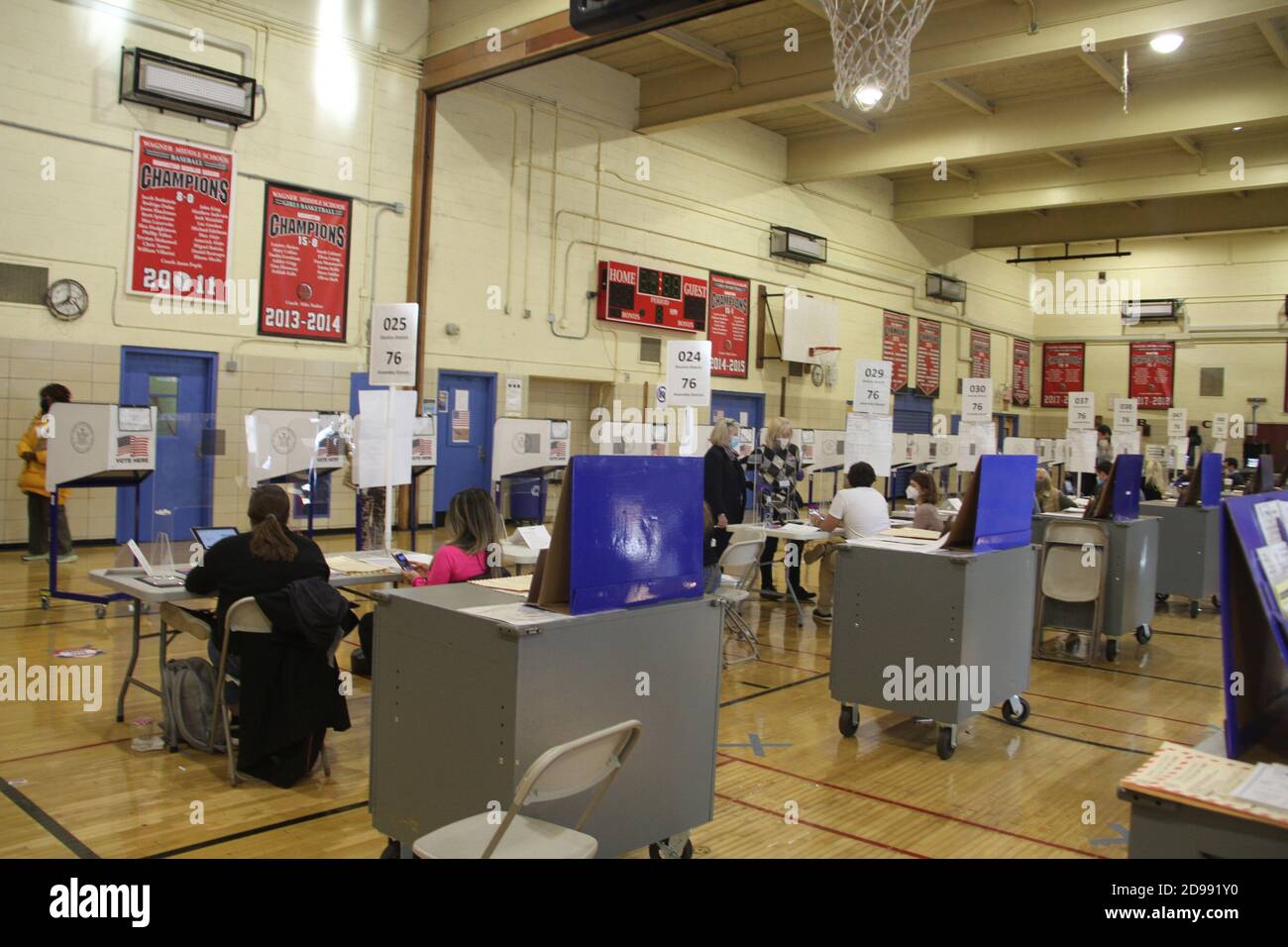 New York, États-Unis. 3 novembre 2020. (NOUVEAU) personnes votant à New York. 3 novembre 2020, New York, États-Unis: Les électeurs sont vus voter à l'école Robert F. Wagner Middle School sur la rue East 75 à Manhattan, New York. Cette élection s'adresse au président, aux sénateurs et aux membres du Congrès qui ont lieu partout aux États-Unis. Il n'y a presque pas de longue ligne aujourd'hui par rapport à la longue ligne pendant le vote par anticipation à ce même site de vote. Les électeurs portent des masques, gardant une distance de 6 pieds et les employés des bureaux de vote sont protégés par des barricades en verre, car ils aident les électeurs par leur vote . Credit: Niyi Fote /Thenews2 (Credit image: © Niyi Fote/Th Banque D'Images