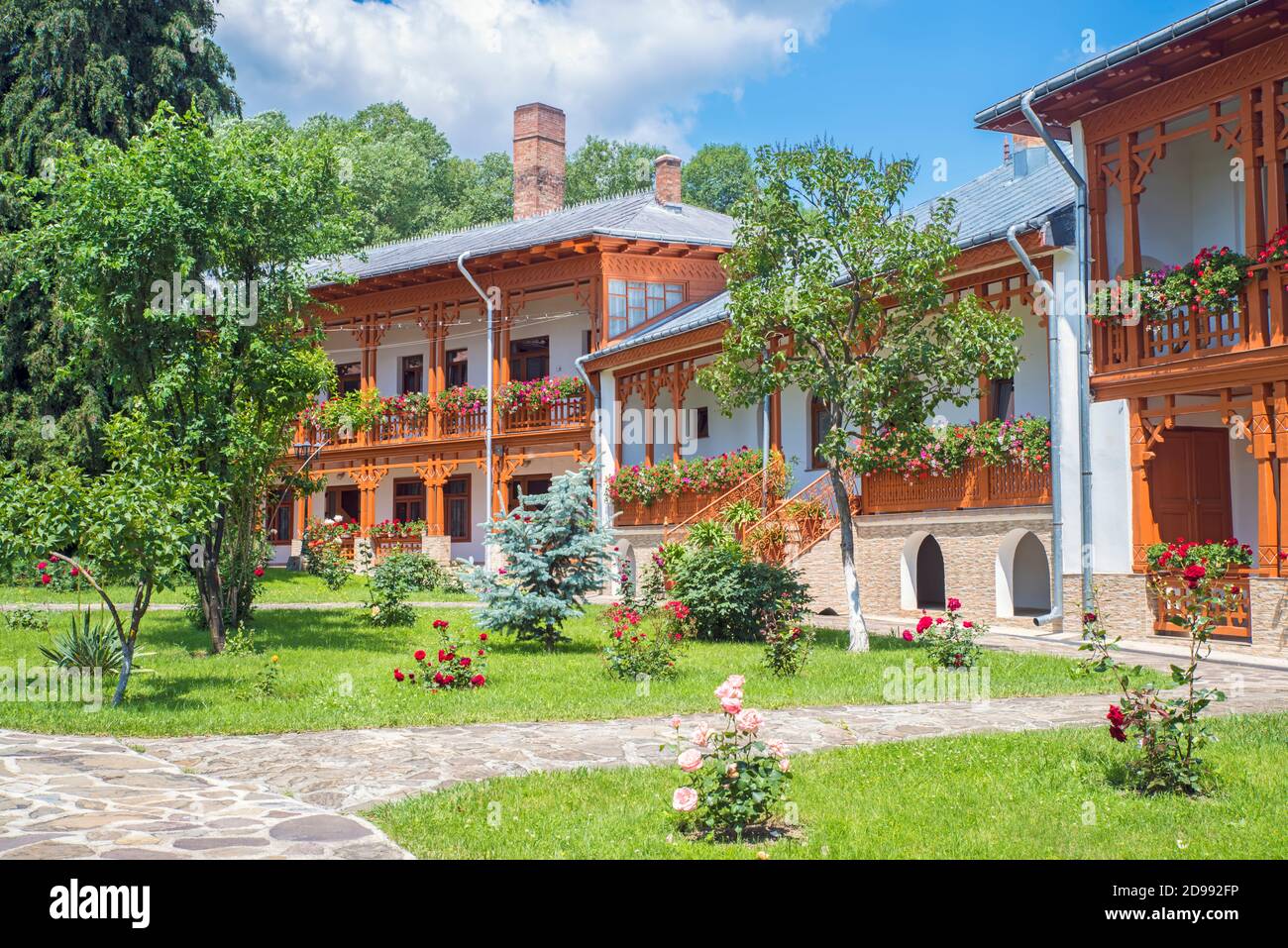 Maisons de moines au monastère de Varatec, monastère orthodoxe d'été en Roumanie Banque D'Images