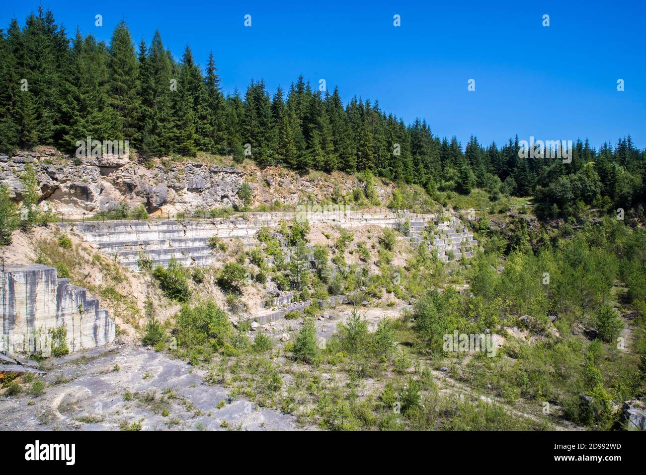 Carrière de travertin fermée, paysage d'été de terrasses dans une montagne. Banque D'Images