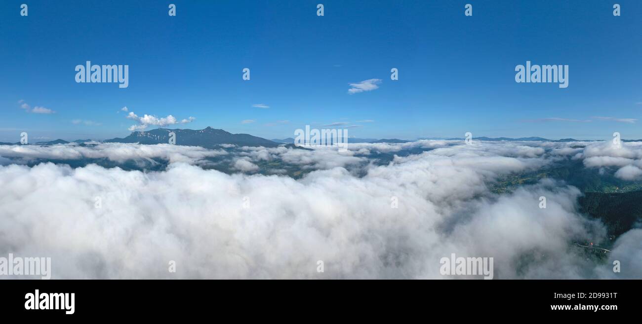 Drone volant au-dessus de nuages bas dans les montagnes d'été, nuages scène dans les Carpates roumains. Banque D'Images