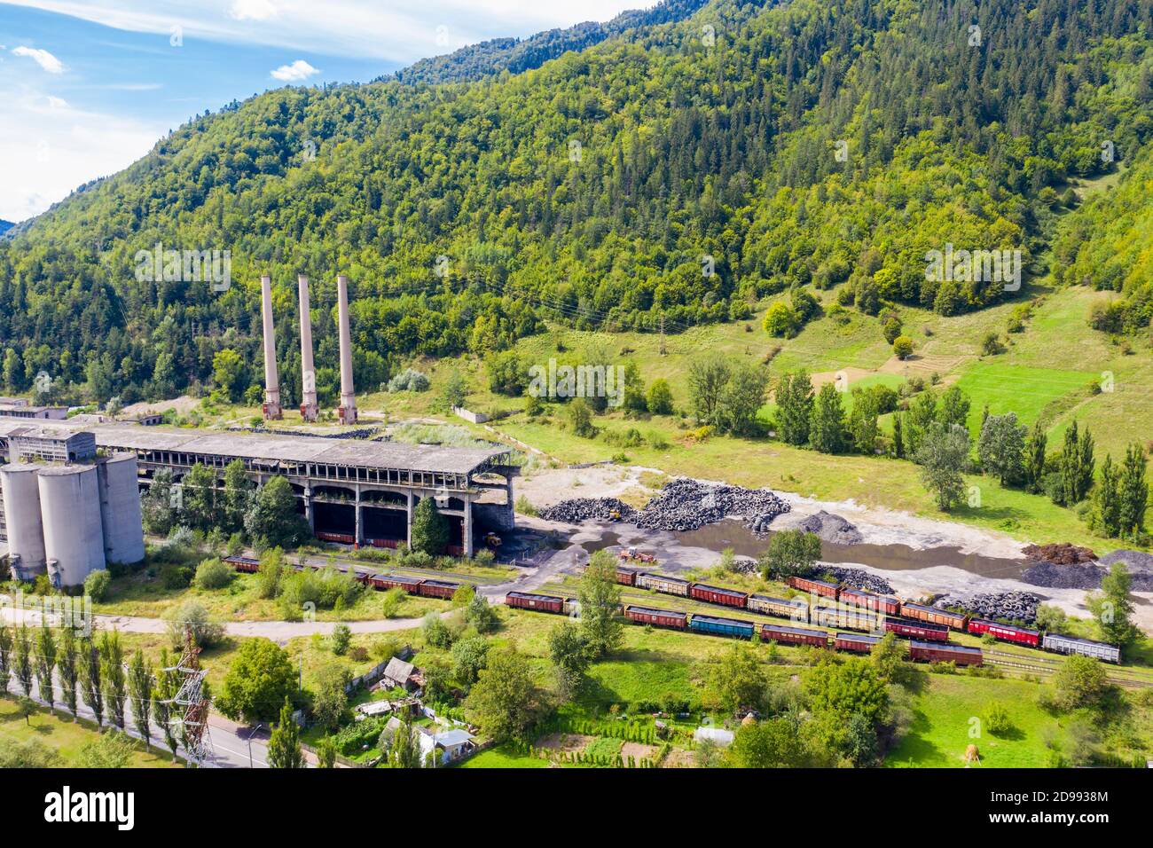 Vue aérienne du recyclage du caoutchouc, des déchets de pneus en attente de chargement dans les wagons Banque D'Images