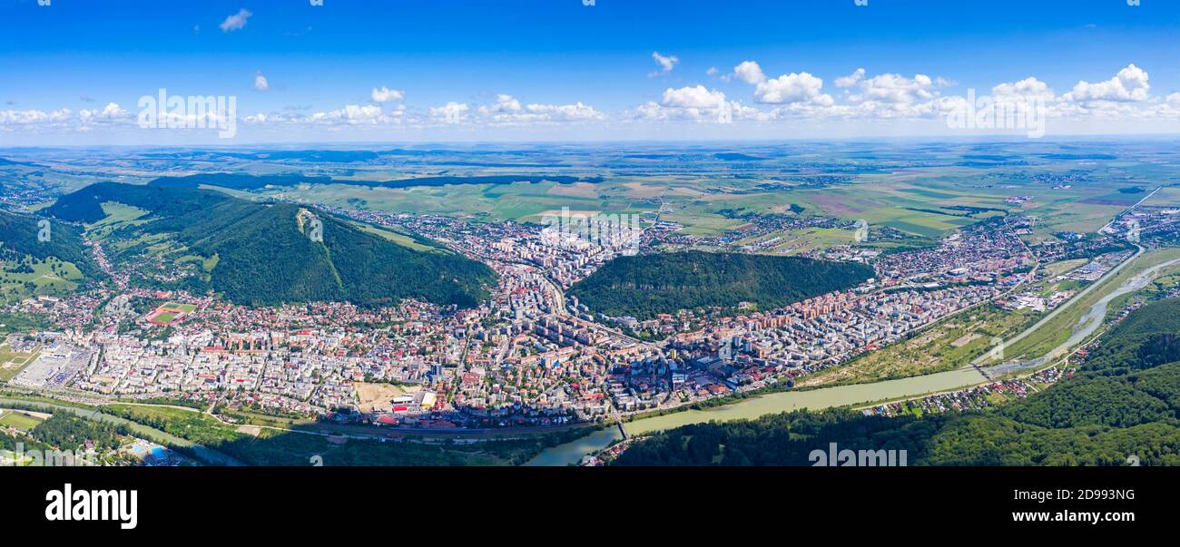 Vue aérienne de la ville de montagne d'été, panorama de la ville de drone Banque D'Images