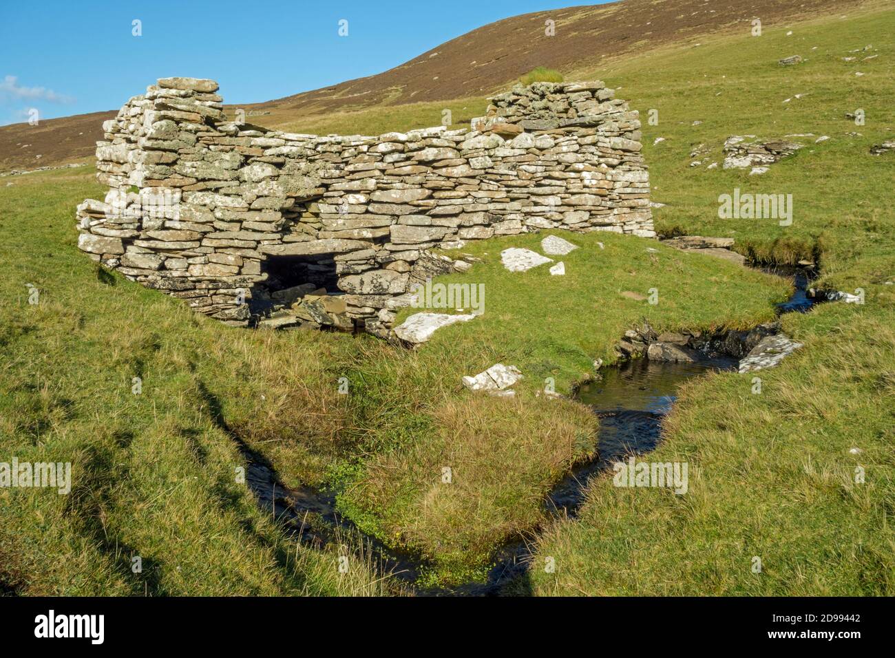 Ancien moulin à eau en ruines, près de Gorie, Bressay, Shetland, Écosse Banque D'Images