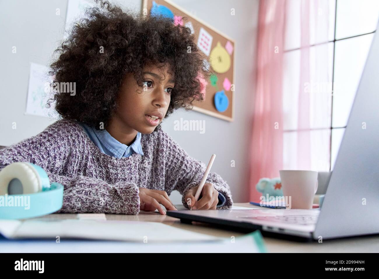 École africaine enfant fille virtuel apprentissage en ligne regardant la classe à la maison. Banque D'Images