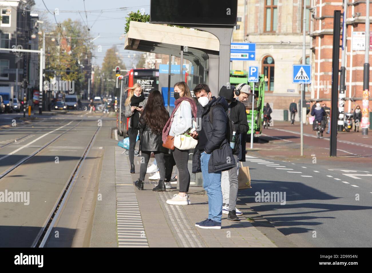 Les navetteurs portant un masque facial de protection attendent dans le bus un arrêt de tramway près de Museumplein dans le cadre de la pandémie du coronavirus le 3 novembre 2020 à Amsterdam, Banque D'Images